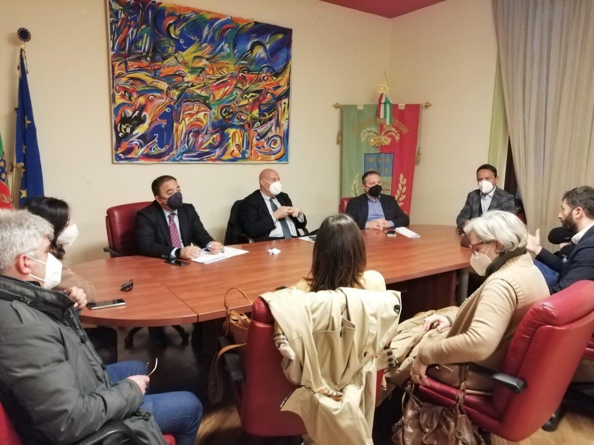 Provincia, Comune e Camera di commercio di Crotone: stabilire una linea comune con Eni - 