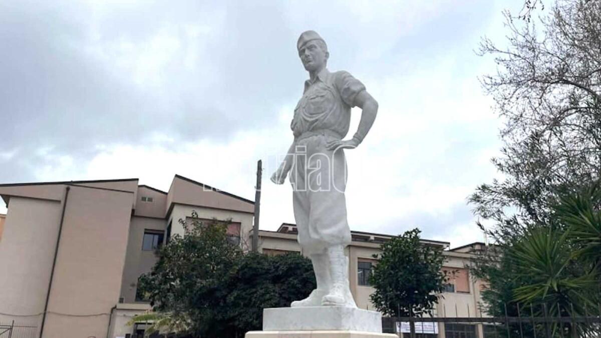 Crotone, una nuova statua in città: omaggio a Claudio Crea - 
