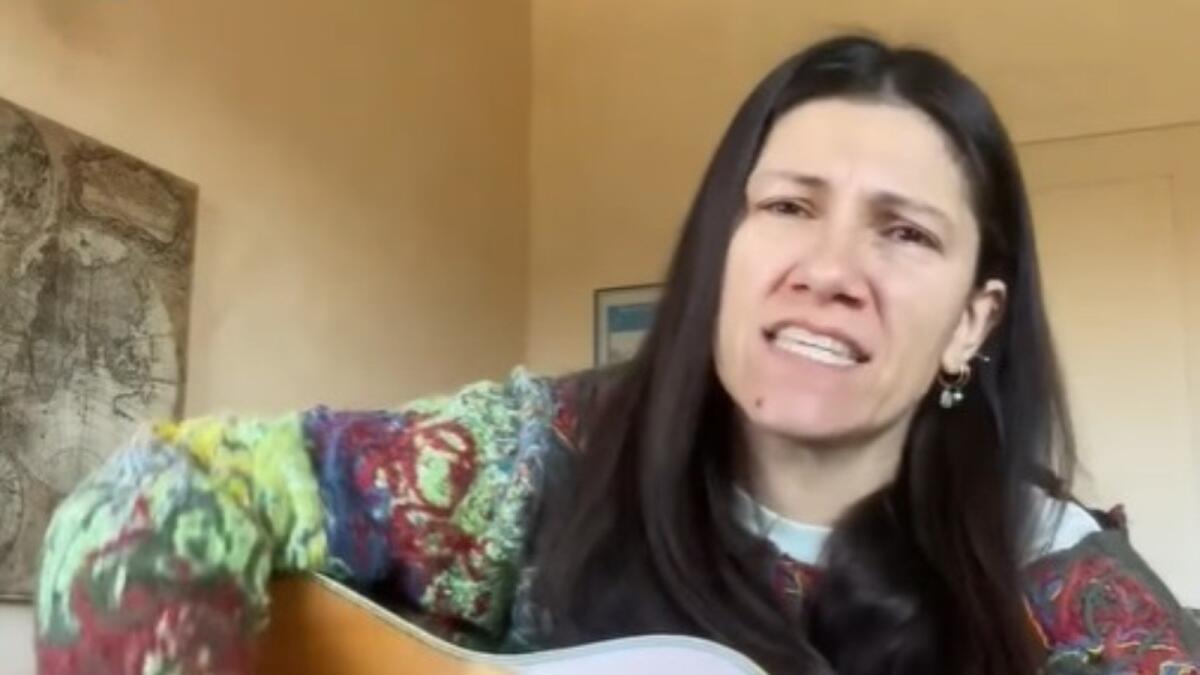 (Video) Elisa canta ‘Zombie’ contro la guerra in Ucraina e la censura russa - 