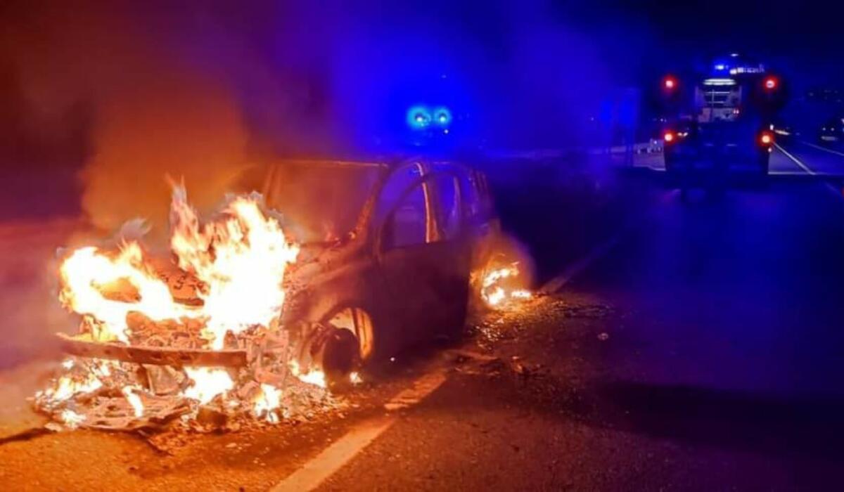 Incidente sulla S.S.107, auto in fiamme - 
