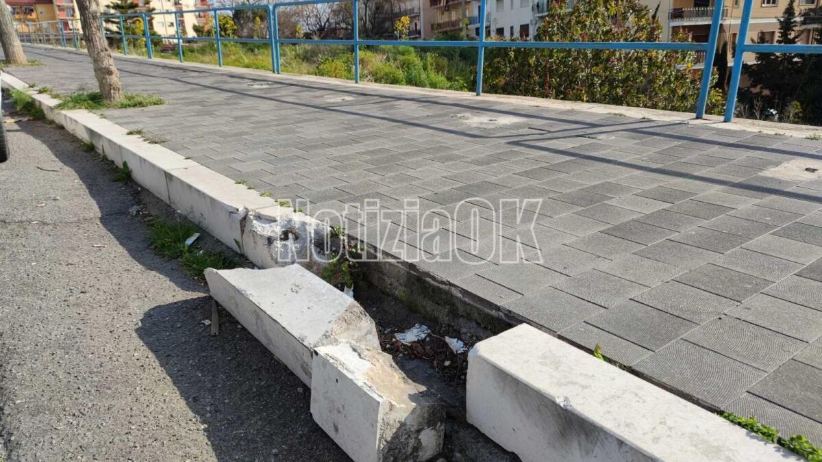 Crotone, ancora marciapiedi danneggiati lungo via Roma - 