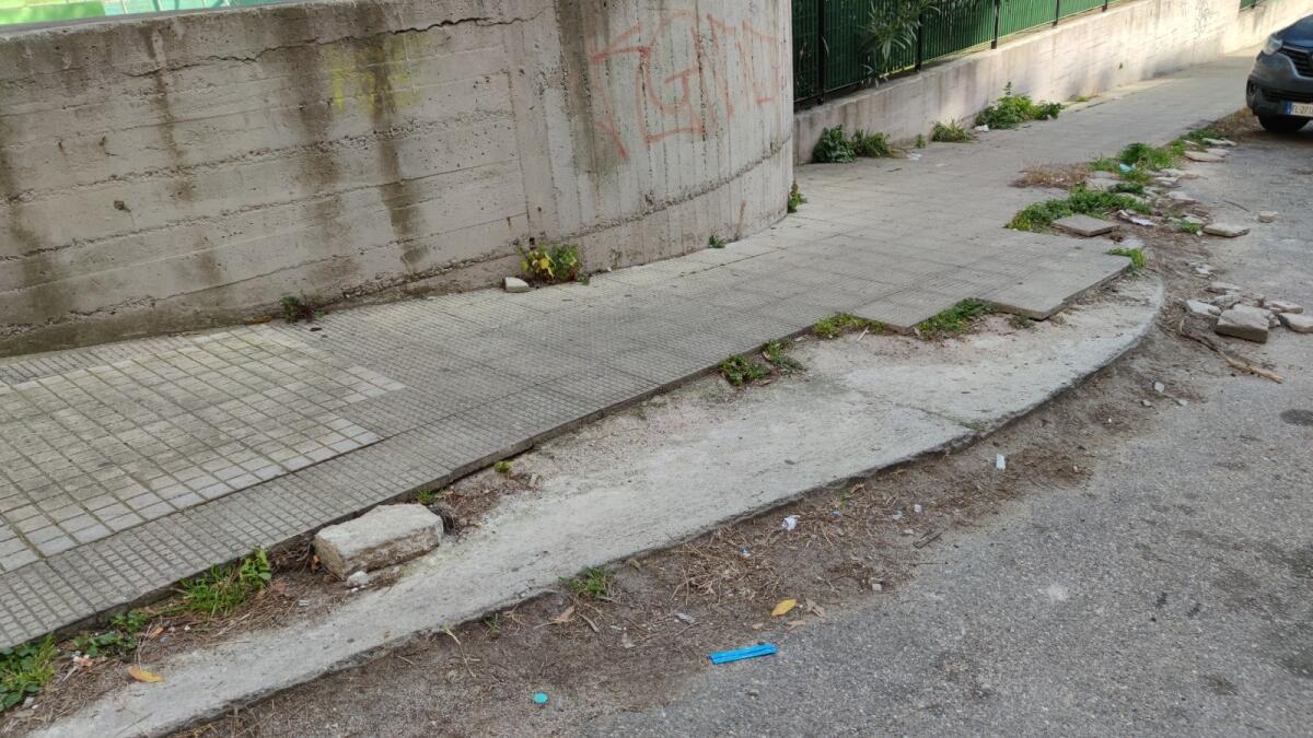 Crotone, in via Venezia (e non solo) marciapiedi pericolosi - 