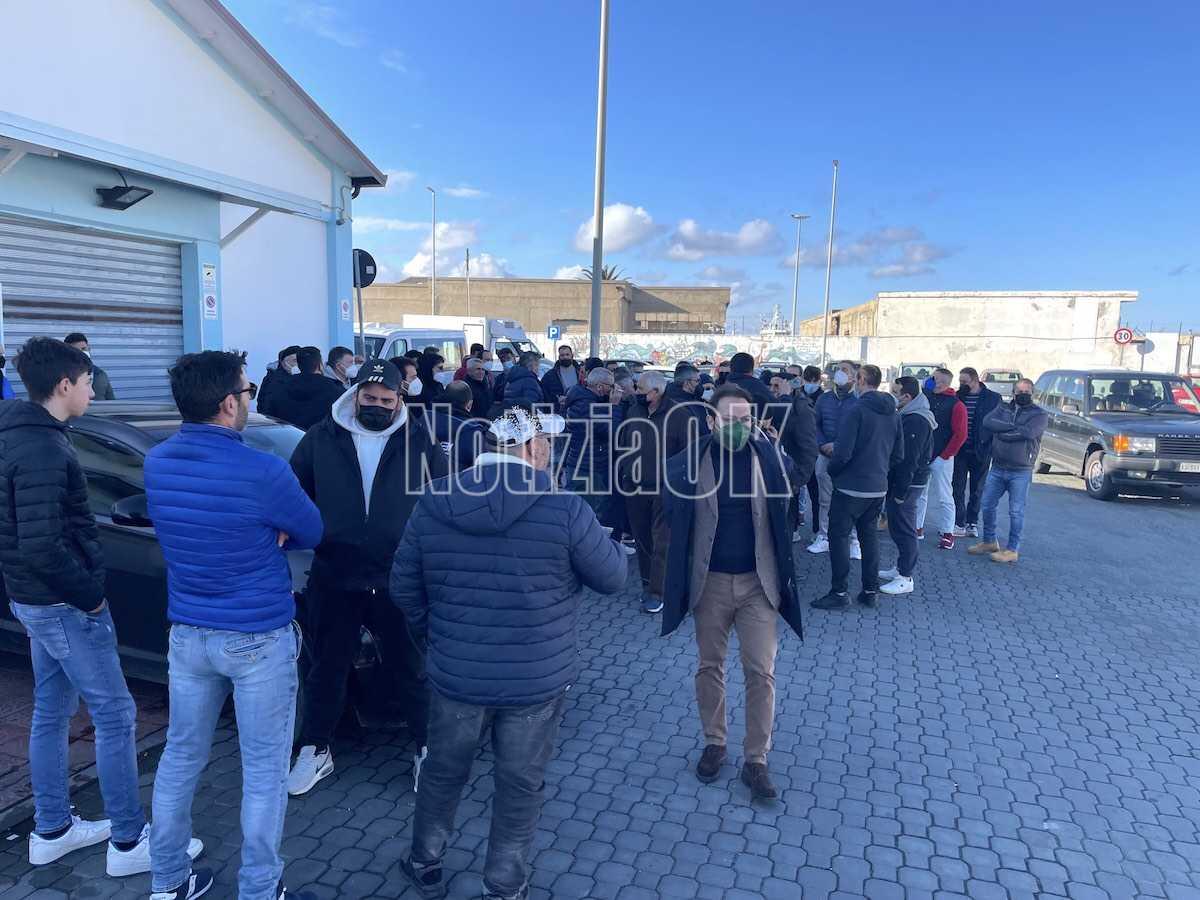 Il caro gasolio affonda la pesca: protesta delle marinerie sul Porto di Crotone - 