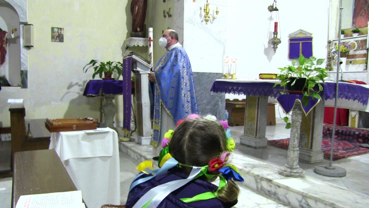 Un momento di preghiera della comunità ucraina crotonese, mentre parte la solidarietà - 