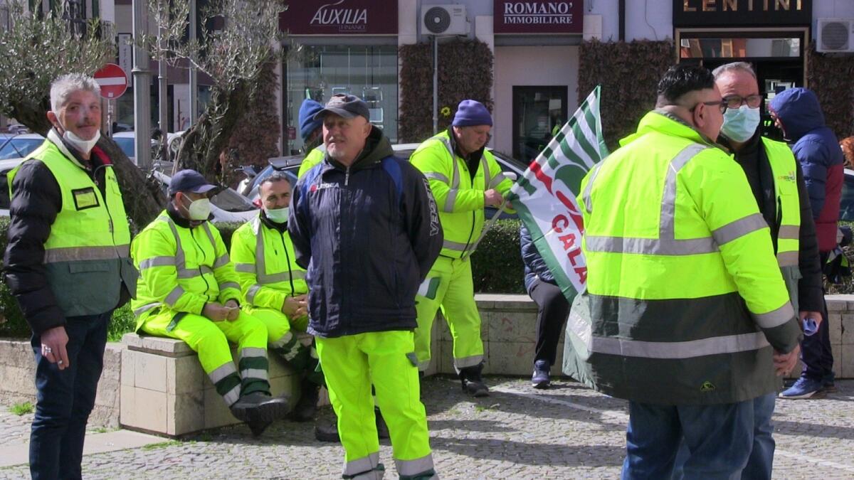 Crotone - Sciopero di Akrea, 100 famiglie scendono in Piazza - 