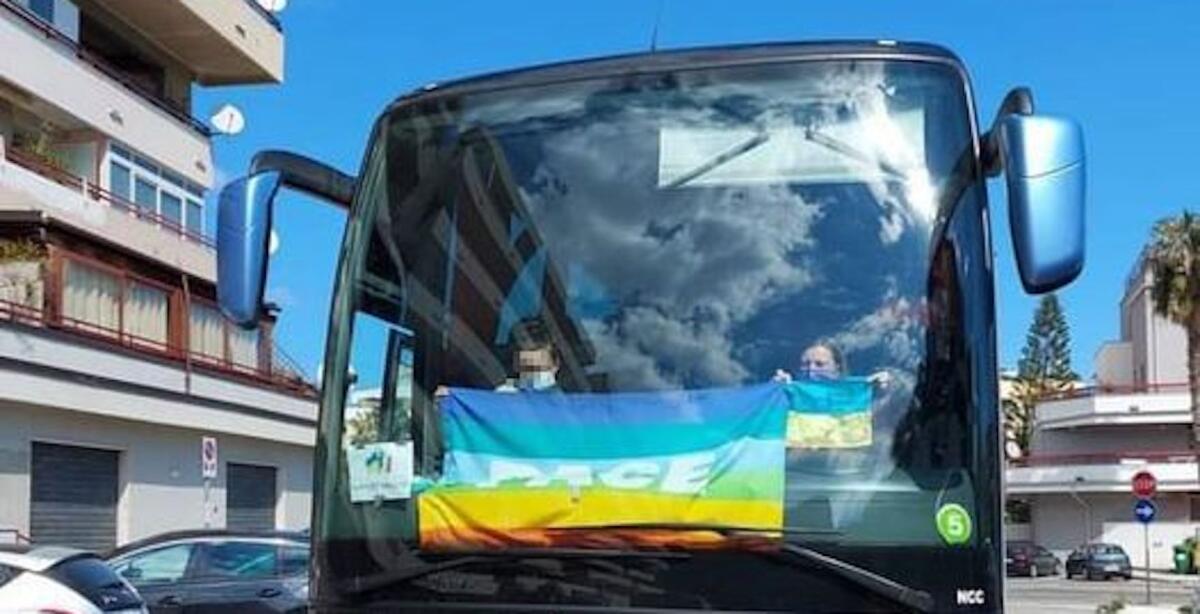 Arrivati a Crotone 56 ucraini con la bandiera della pace - 