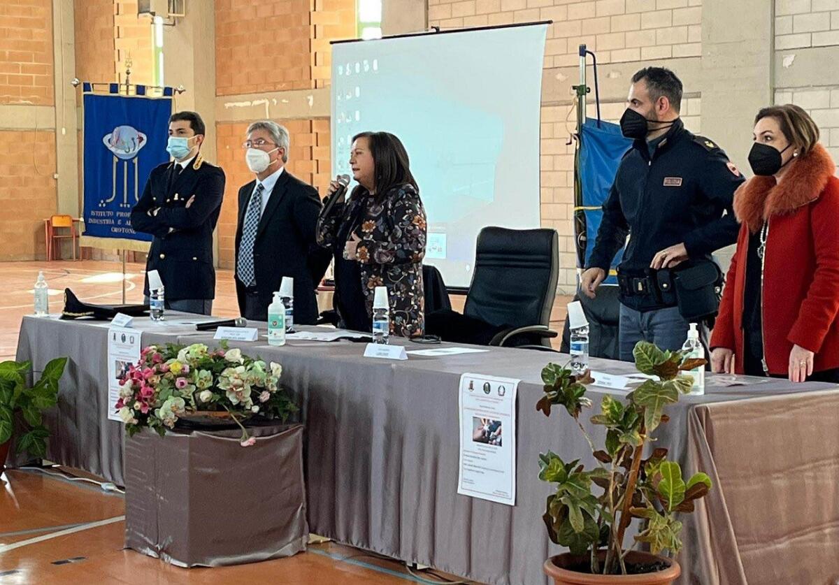 Crotone, uso di droghe: gli studenti dell'Ipsia a lezione con la Polizia - 