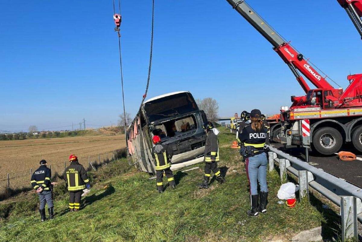 Sull’A14 si ribalta pullman con rifugiati ucraini, una vittima - 