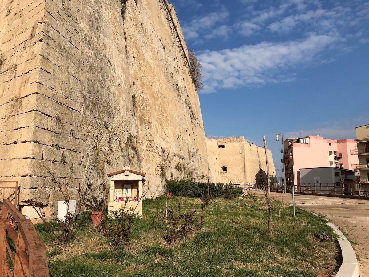 Crotone, atti vandalici all'orto botanico di Discesa Castello - 