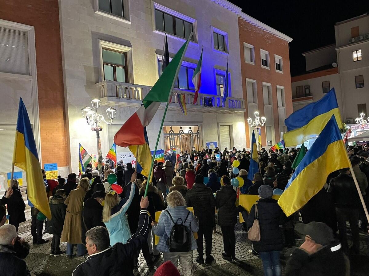 Crotone in Piazza contro la guerra in Ucraina: presente l'Arcivescovo Panzetta - 