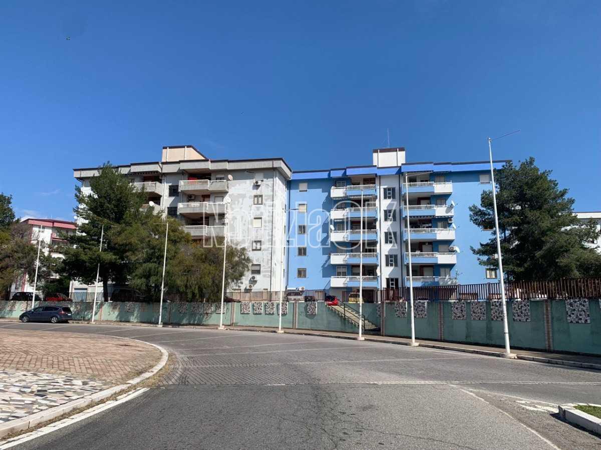 Crotone, bandiere ammainate in Piazza Gandhi - 