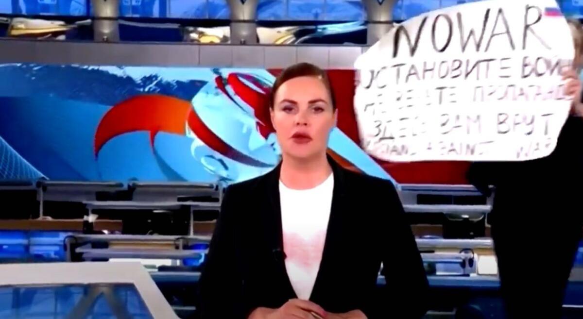 Guerra in Ucraina, giornalista russa protesta in Tv: ora è scomparsa - 
