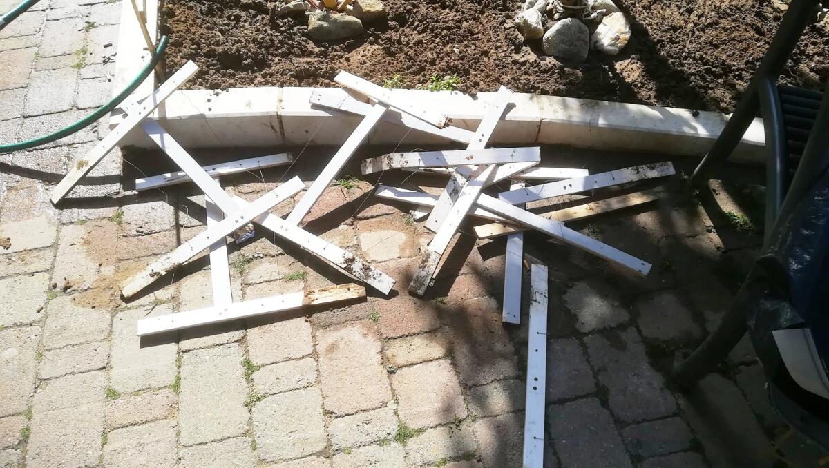 Crotone - Non c'è pace per via Tellini - 