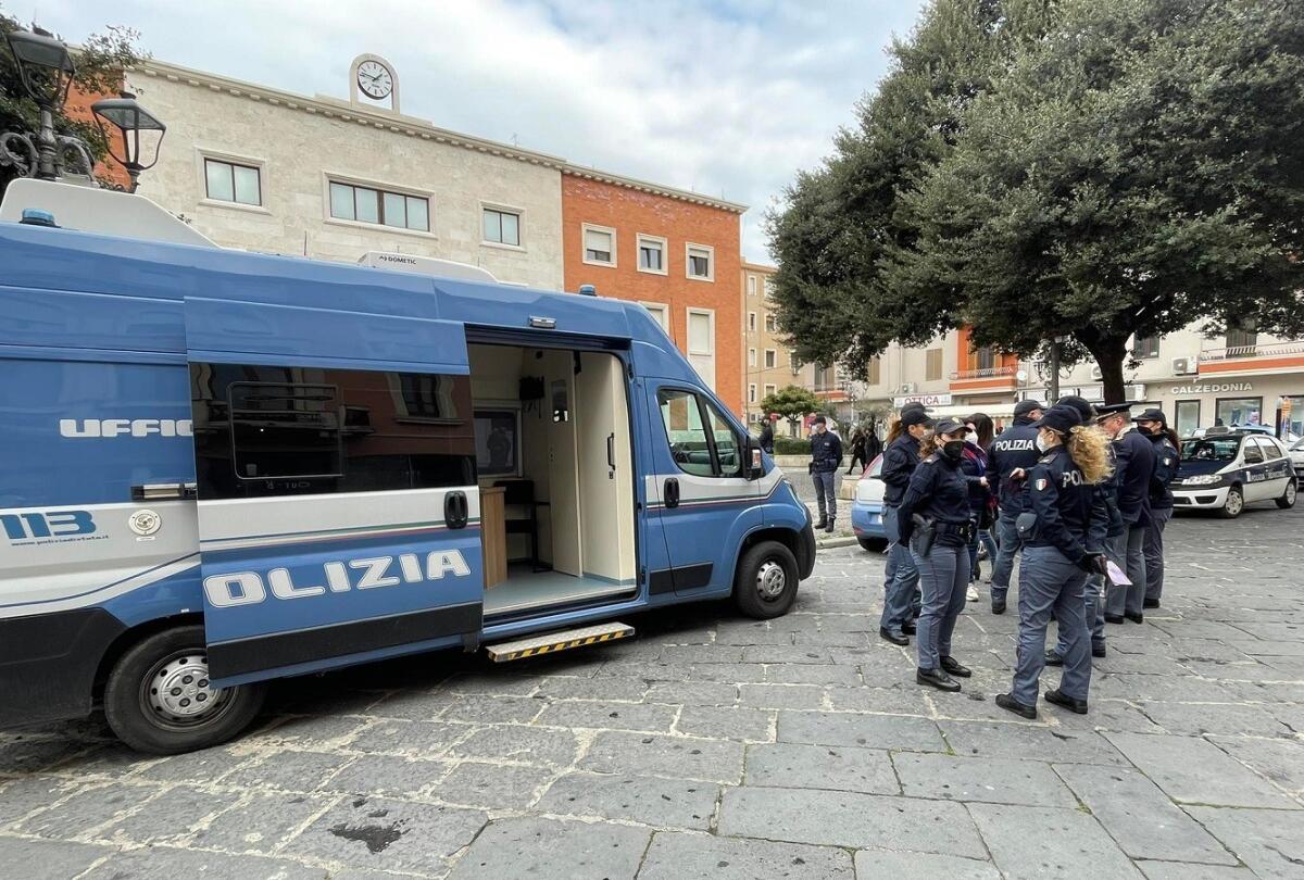 La Polizia di Stato in piazza per “Questo non è amore”: "Presenti ogni giorno contro discriminazione e violenza" - 