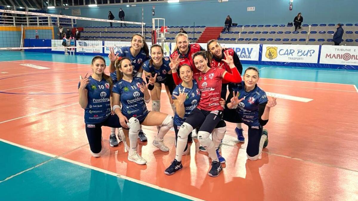 Poseidon Crotone: altra vittoria delle rossoblù che festeggiano sul campo del Napoli - 