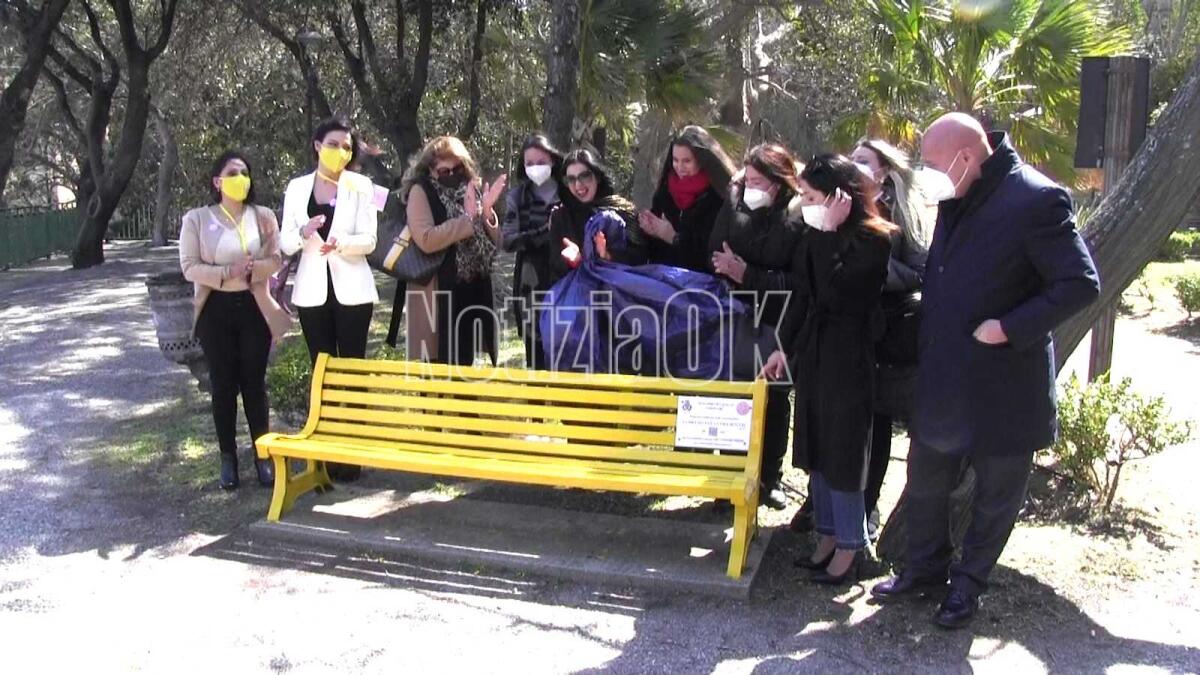 Prevenire l'endometriosi, una panchina gialla nella Villa Comunale di Crotone - 