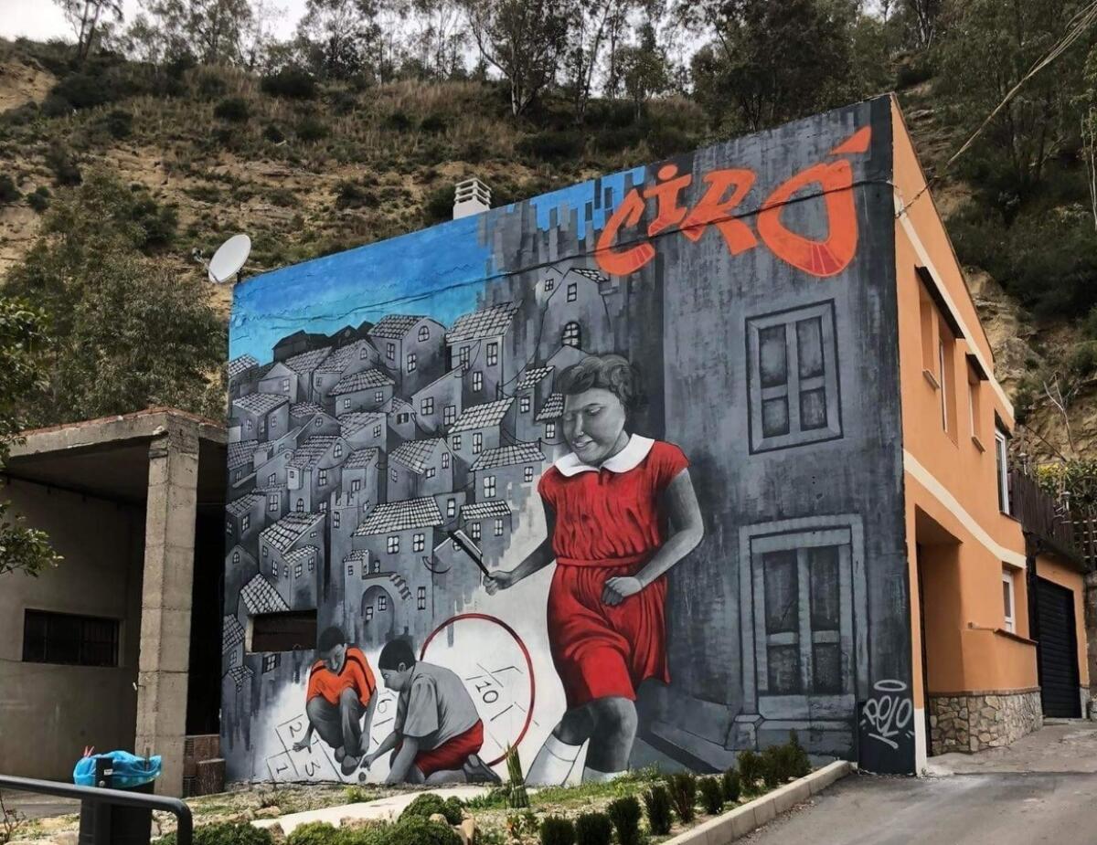 Cirò. completata la villetta in zona Arenacchio: area abbellita con un murales di Valerio Cosco - 