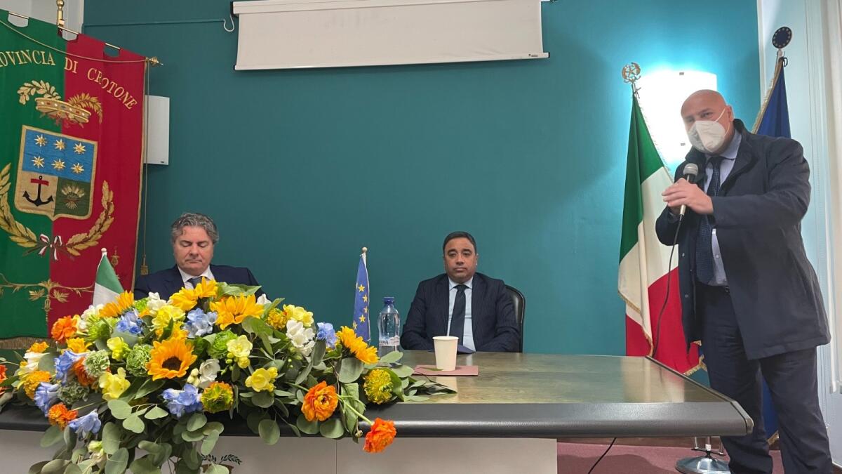 Crotone, il sindaco: «Non è tollerabile non avere la Medicina Nucleare. L'ospedale ridotto ad un pronto soccorso» - Da sinistra Mancuso, Ferrari, Voce