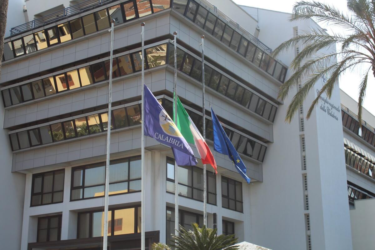 18 marzo 2022, bandiere a mezz'asta a Palazzo Campanella - 