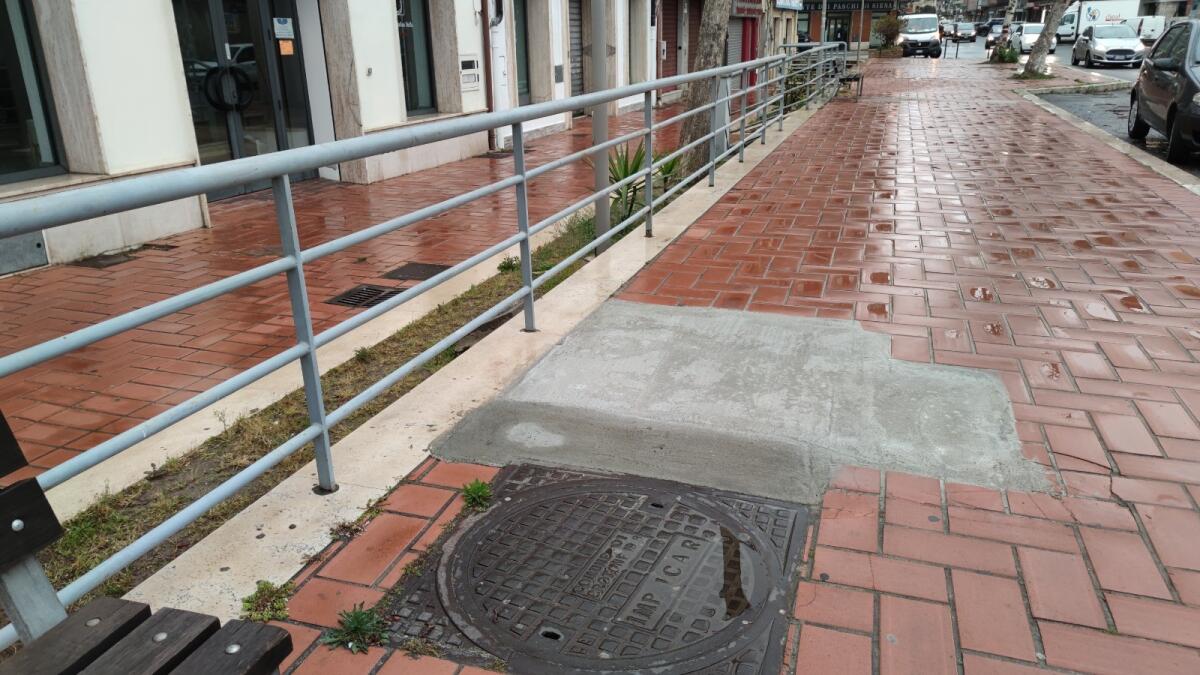 (Video) Crotone, marciapiedi a macchia di leopardo in via Mario Nicoletta - 