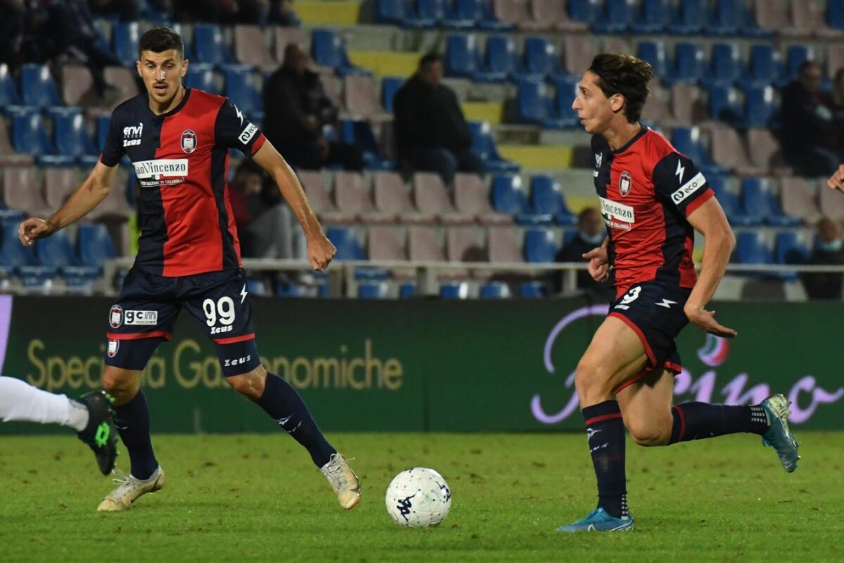 Serie B, Crotone - Frosinone 2-0: prima vittoria del 2022 del Crotone che riaccende la speranza - 