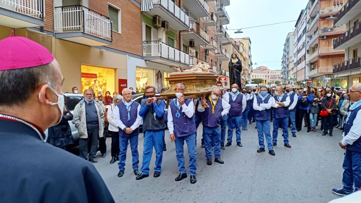 La Passione nel Venerdì Santo: la tradizione crotonese della Troccola, i Quadri e la Processione - 