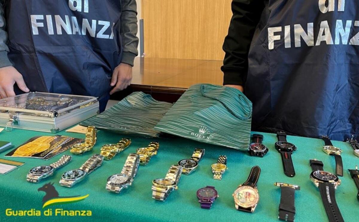 Calabria, sequestrati orologi contraffatti venduti sui social - 