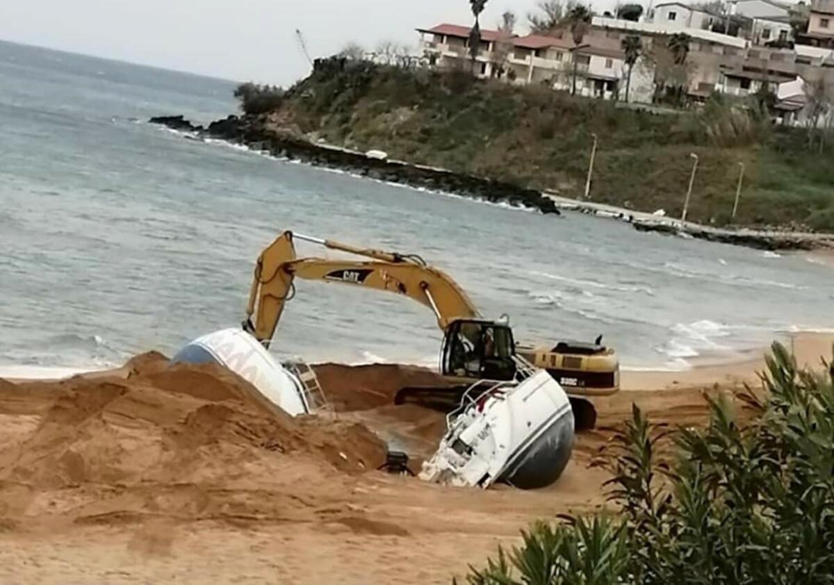 Isola di Capo Rizzuto, al via i lavori di rimozione dei relitti sulle spiagge - 