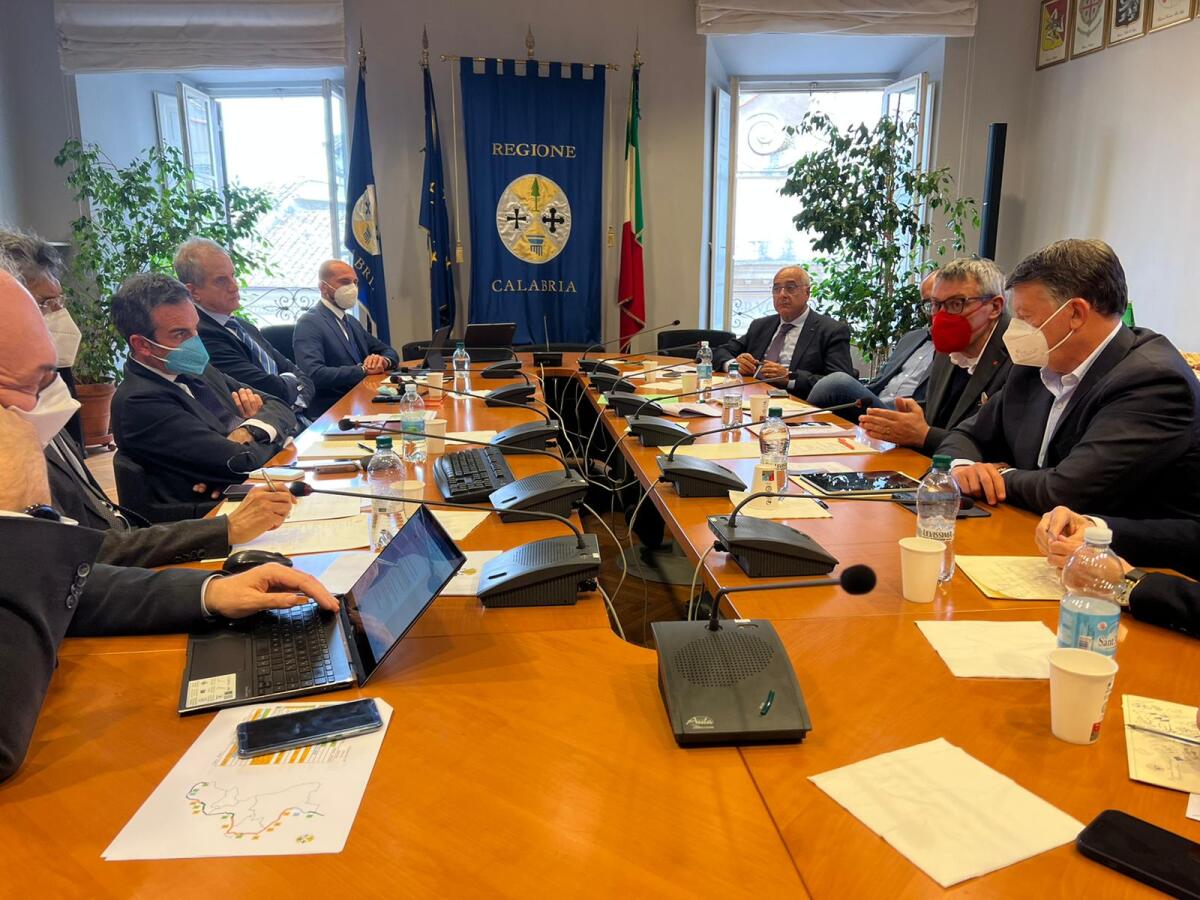 Fronte comune tra sindacati e Regione, Cgil-Cisl-Uil: "Posti i temi di infrastrutture e precariato del lavoro" - 