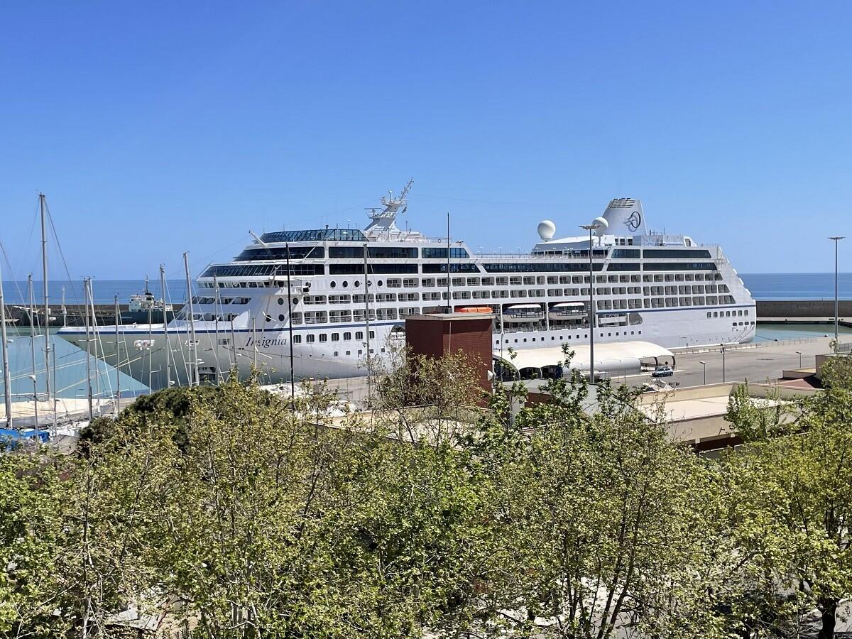 Per lo più americani, è arrivata a Crotone la nave da crociera Insignia - 