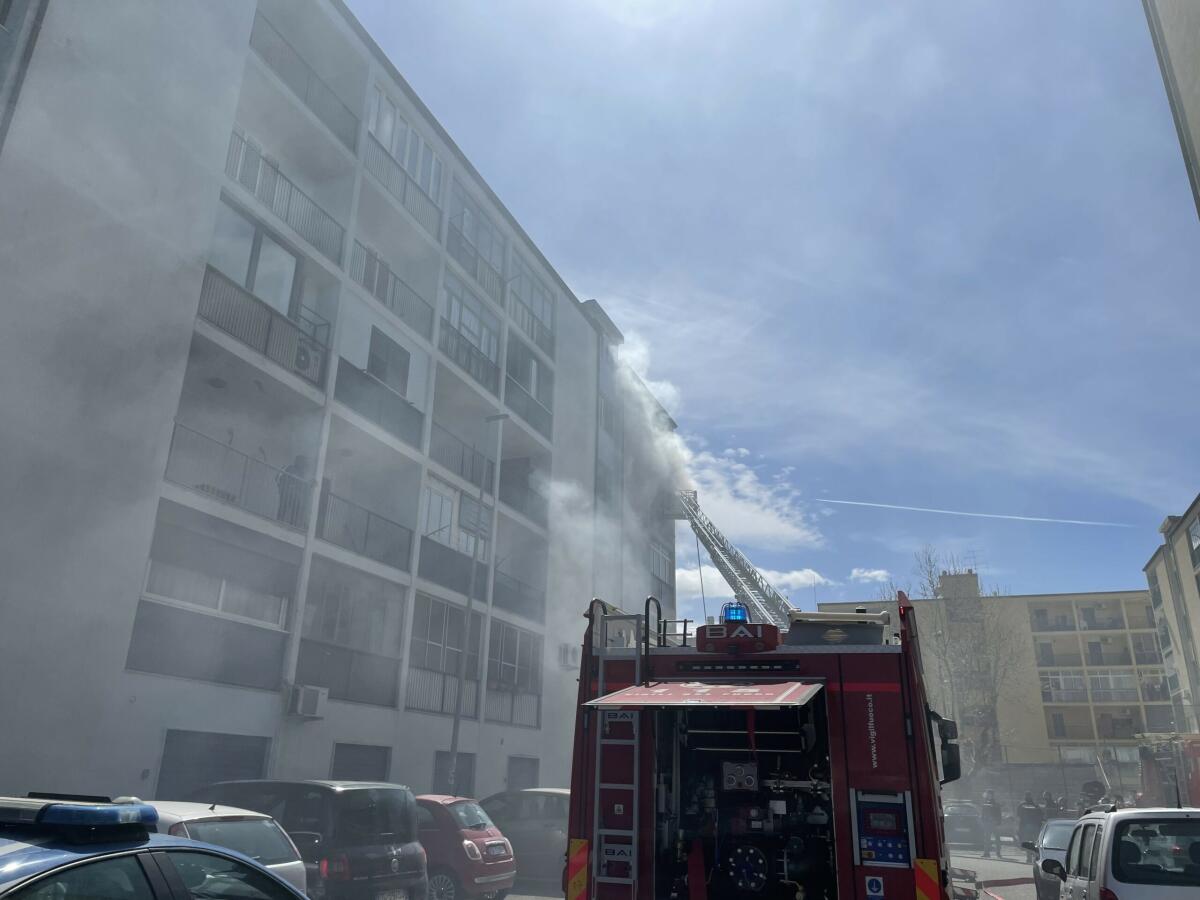 Crotone, incendio presso un’abitazione: subito i Vigili del Fuoco - 