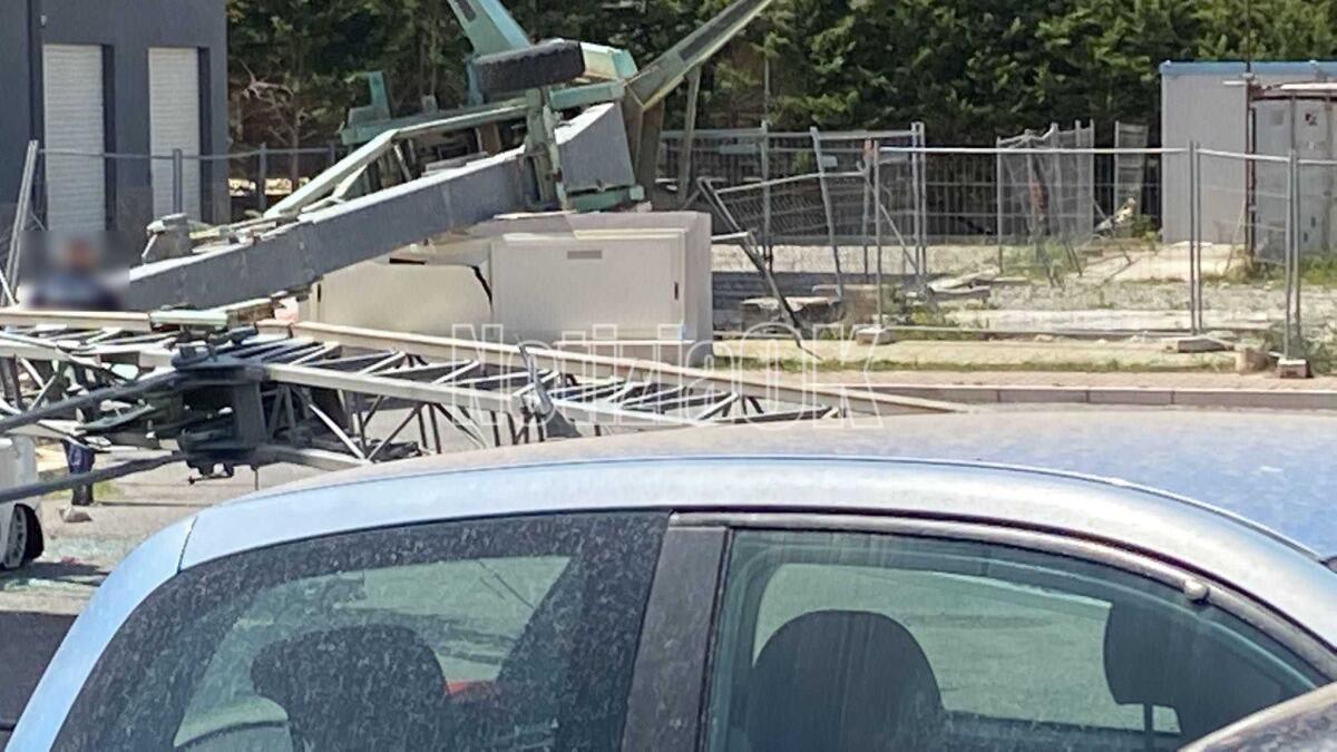 Crotone, paura a Farina: crolla una gru - 