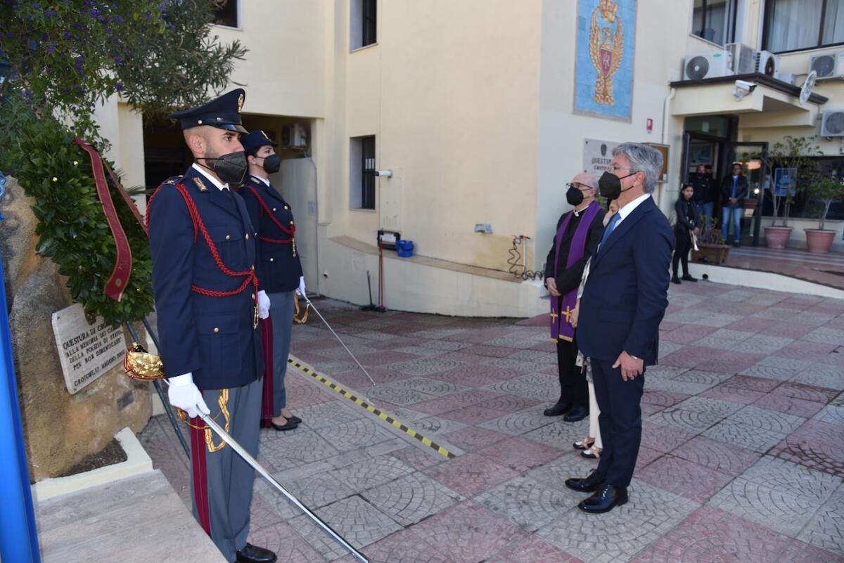 La Festa della Polizia di Stato a Crotone: l'omaggio ai caduti - 