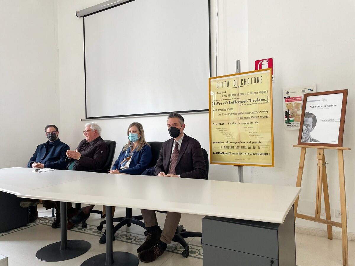 Risplende nella Casa della Cultura il materiale d'archivio del Premio Crotone che racconta Pier Paolo Pasolini - 