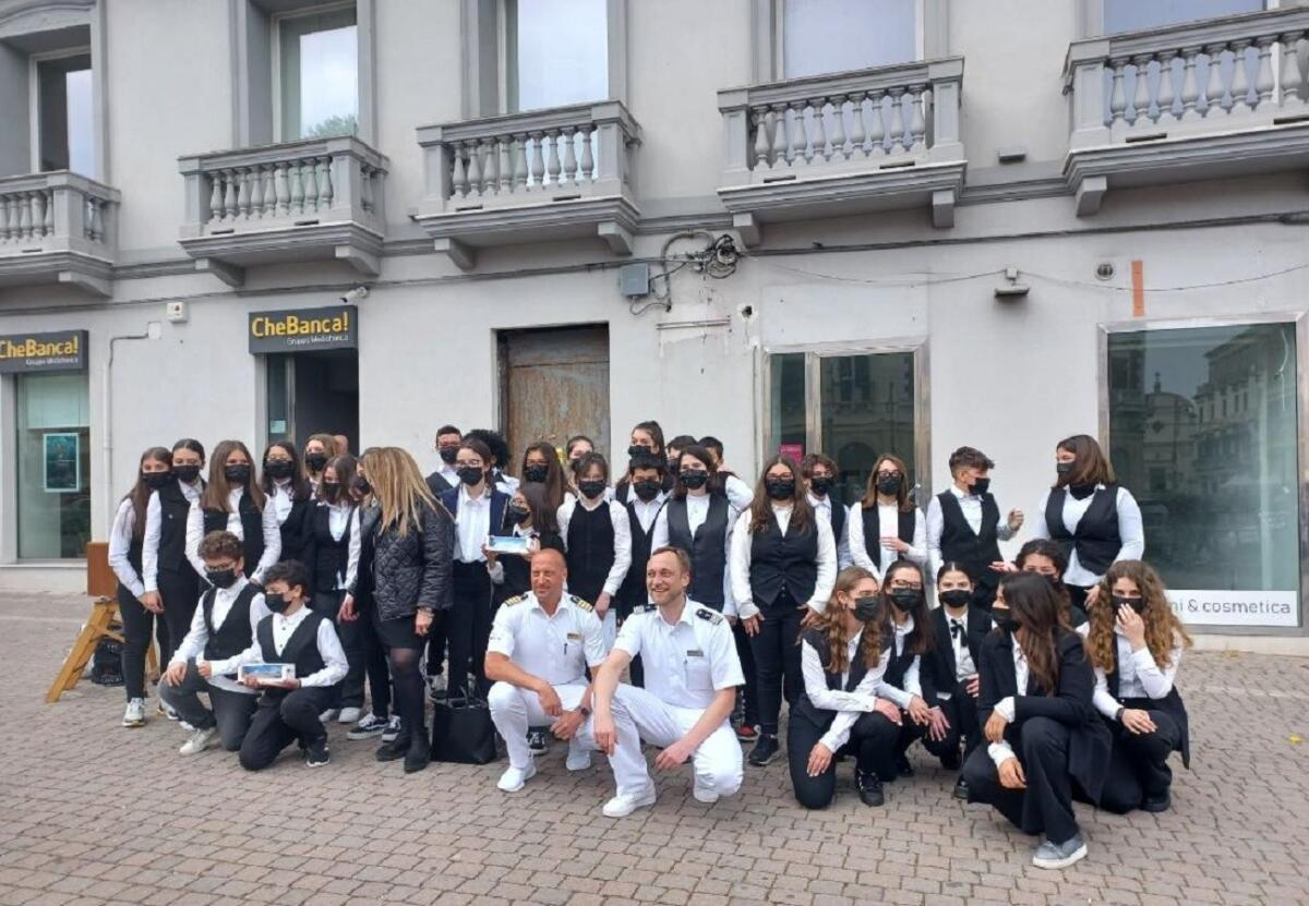 L'Aida a Crotone, turisti accolti dal coro polifonico dell'Anna Frank - 
