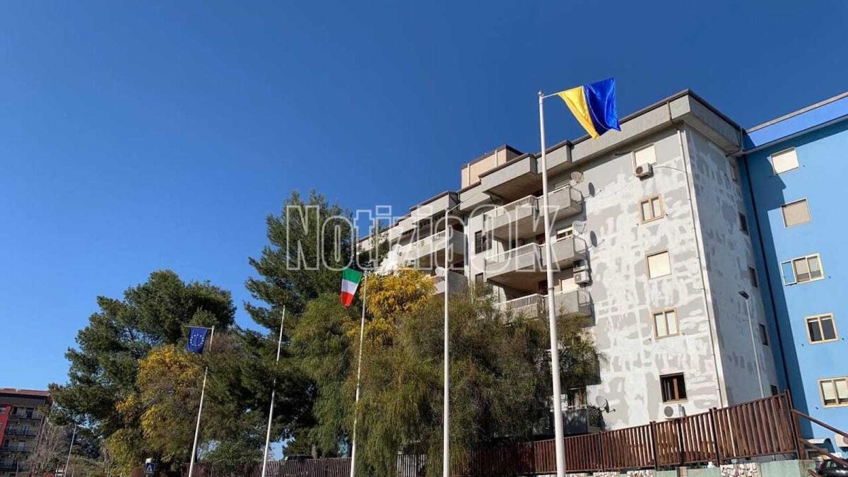 Crotone, in Piazza Gandhi sventola anche la bandiera dell'Ucraina - 