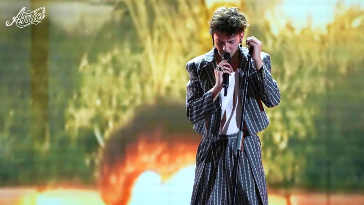 Ad Amici Luigi canta Bella senz'anima ed è standing ovation per lui - 