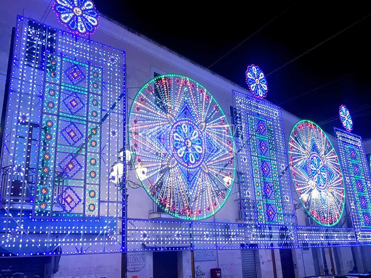 Crotone, in Piazza Duomo si installano le luminarie per la festa - 