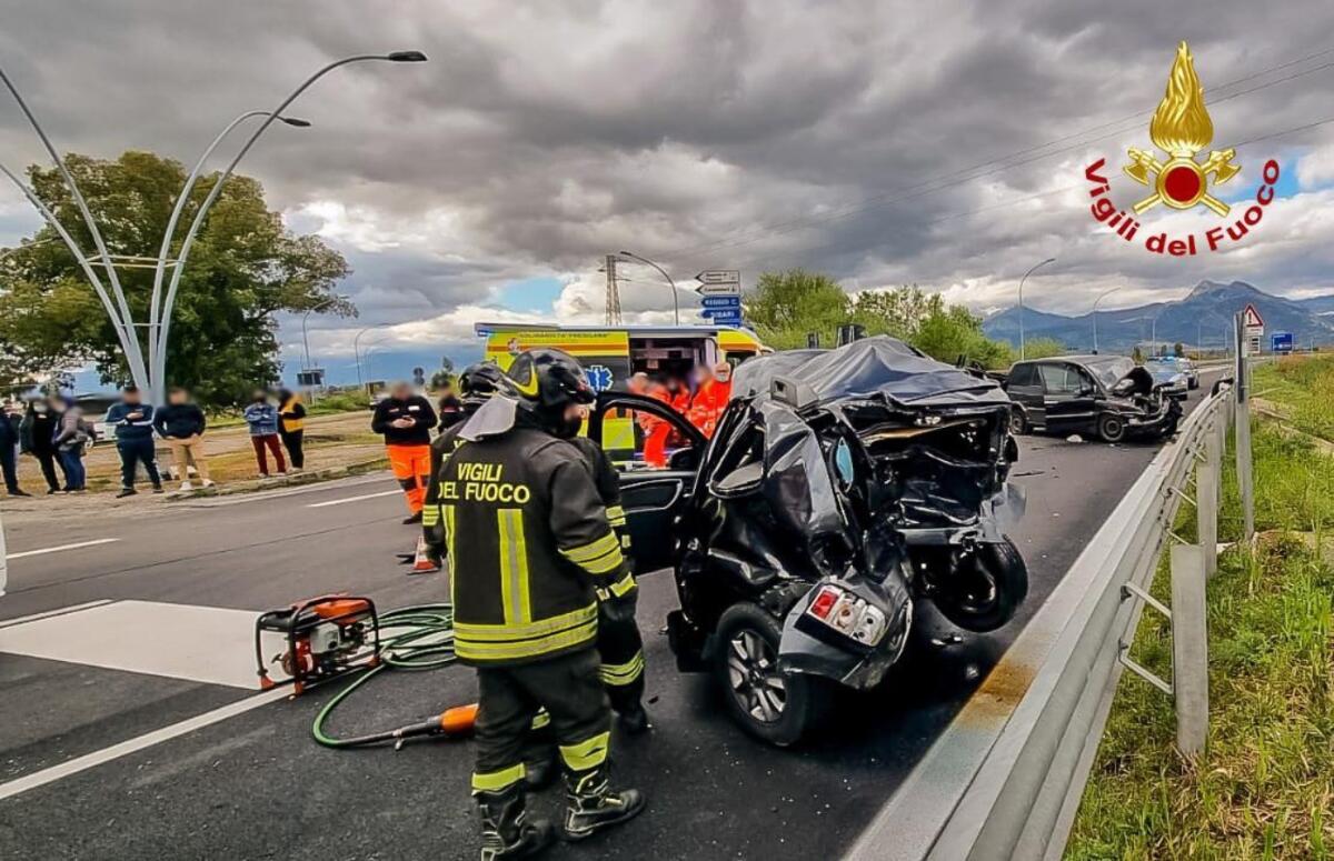 Incidente mortale lungo la S.S. 106: due vittime e un ferito grave - 