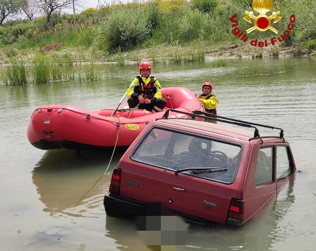 Automobilista perde il controllo e finisce in un fiume: salvato dai Vigili del Fuoco -