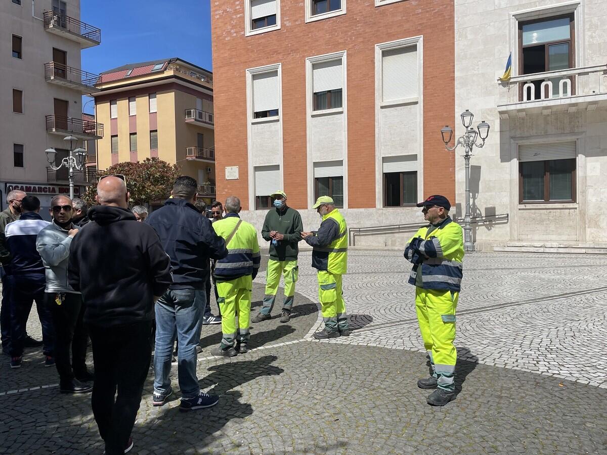 Crotone, lavoratori Akrea nuovamente in piazza della Resistenza - 