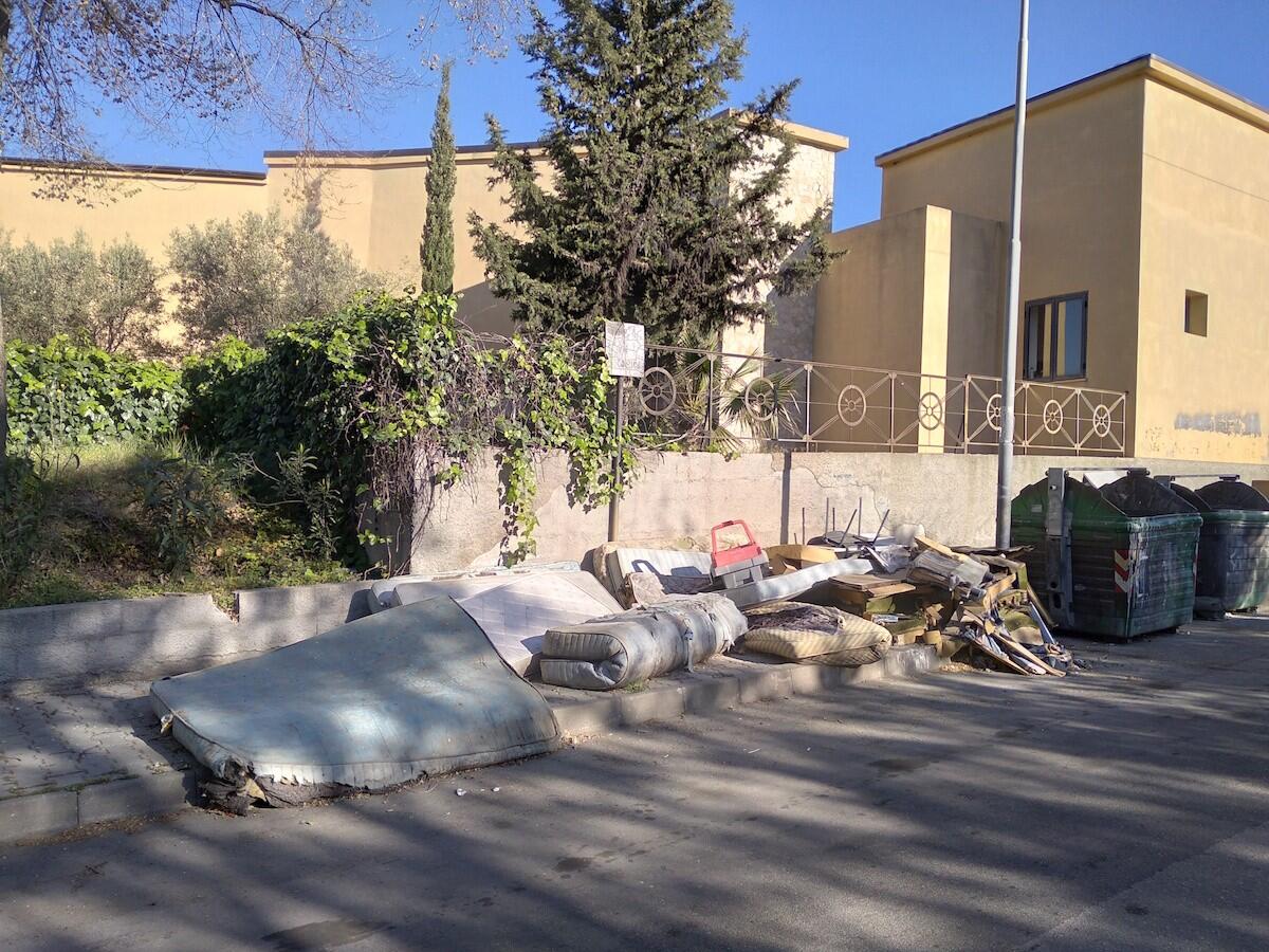Crotone, città invasa dagli ingombranti. Pedace (ConSenso): Problema igienico sanitario - 