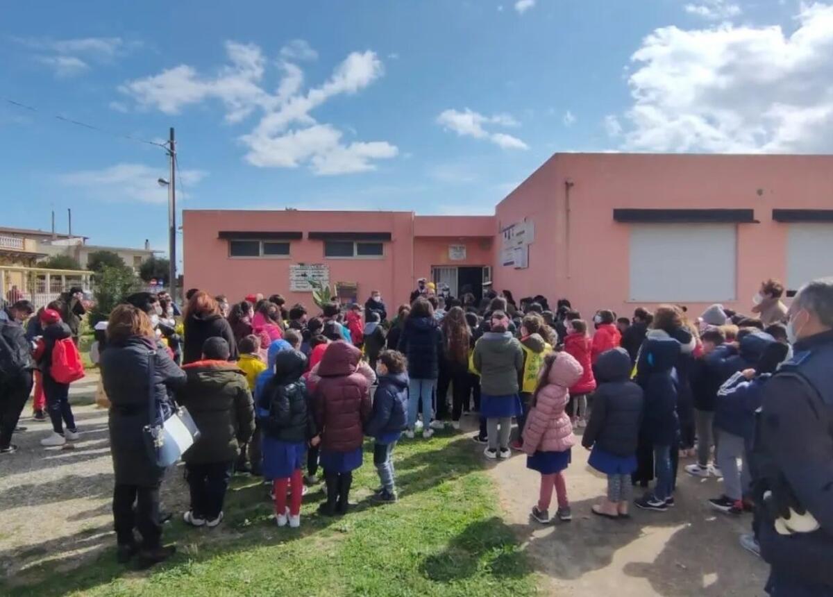 Isola di Capo Rizzuto, giornata ecologica: protagonisti i ragazzi delle scuole elementari e medie - 