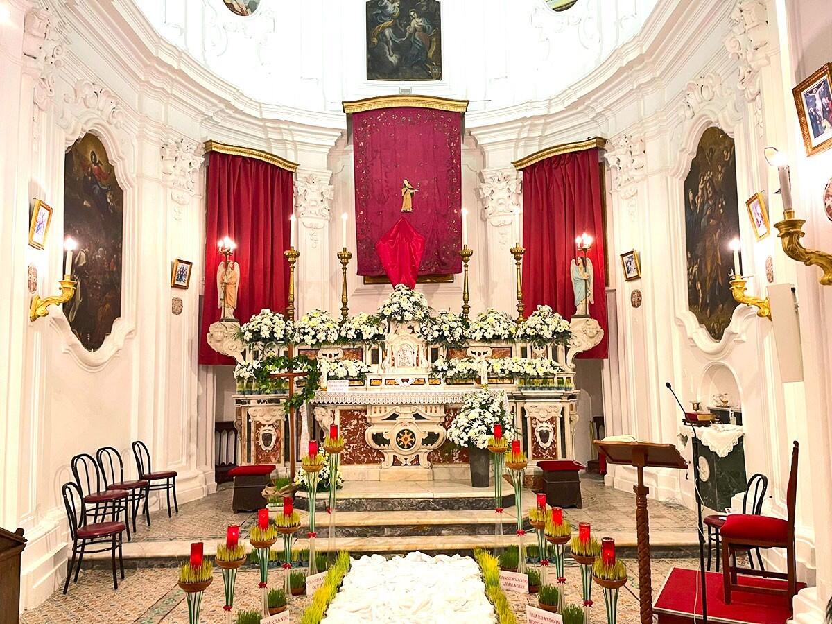 Venerdì Santo, "In Passione Domini": ritorna il rito della croce e la processione - Il "sepolcro" realizzato dalla Chiesa di Santa Chiara
