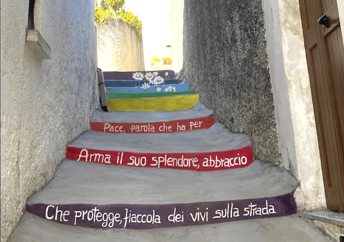 In Calabria nasce la scala arricchita con versi per la pace - 