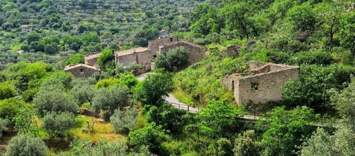 Rocca di Neto, trakking alla scoperta del Borgo Fantasma di Carello Inferiore - 
