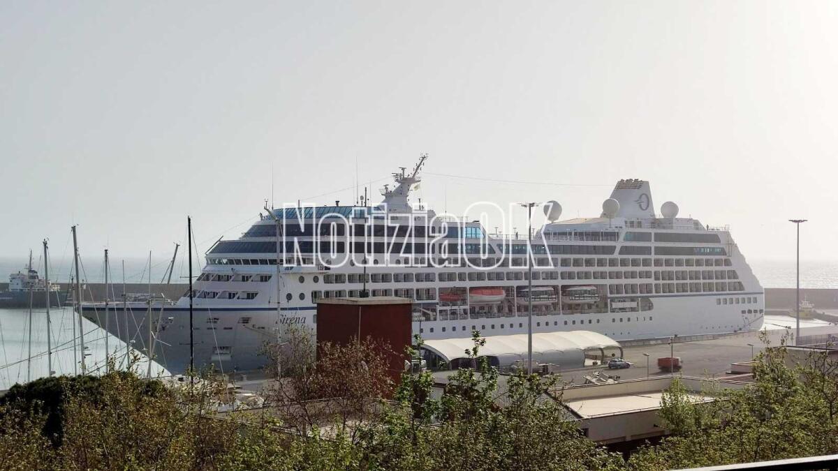 Crotone, arrivata in città la nave "Sirena" con il suo carico di visitatori - 