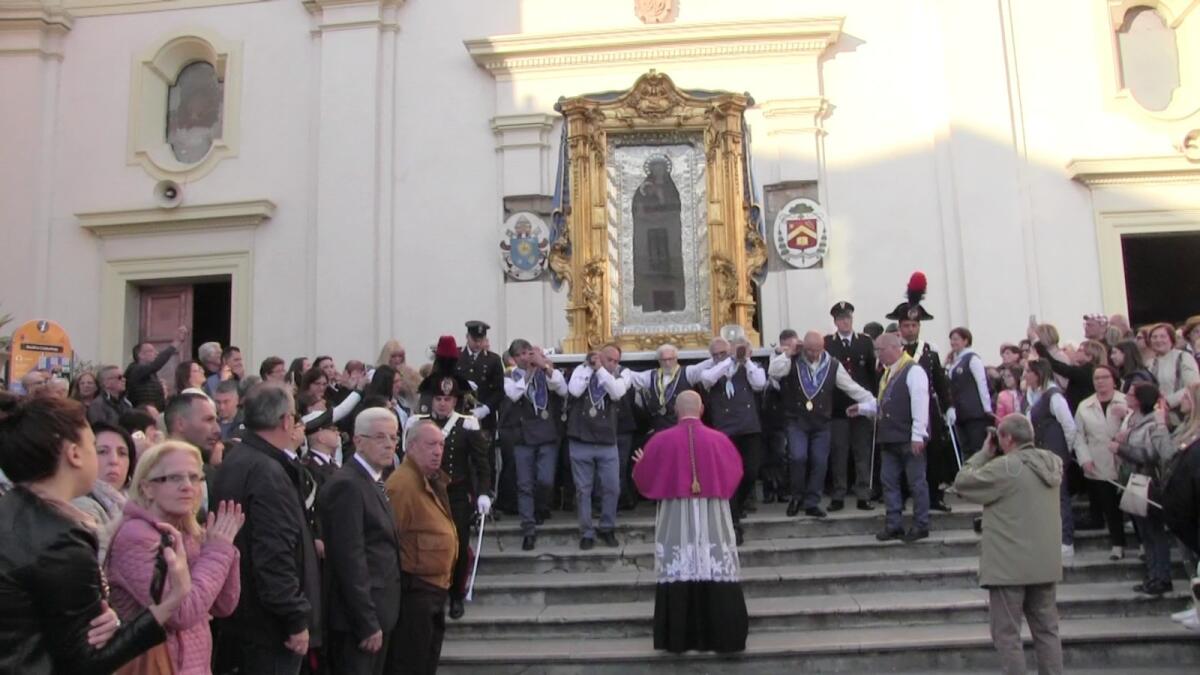 Crotone, ritorna il tradizionale Bacio e la Processione della Madonna di Capo Colonna verso l'Ospedale - 