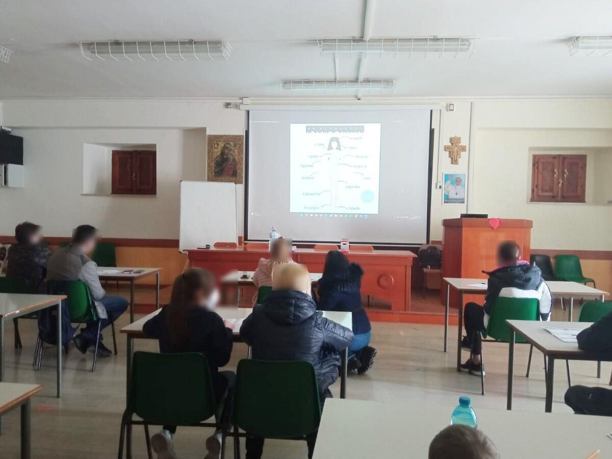 Isola di Capo Rizzuto (KR), corso di alfabetizzazione per gli ospiti ucraini - 