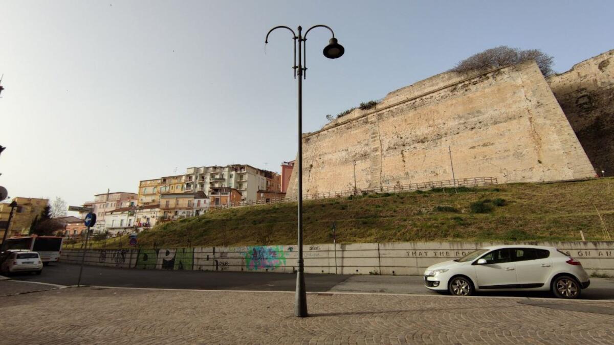 Crotone, passeggiate a lume di candele in via Francesco Le Rose -